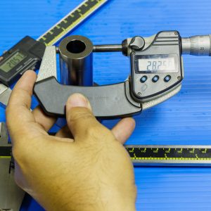 CERTIFICADO DE CALIBRACIÓN POR ORGANISMO DE ACREDITACIÓN EN LABORATORIO DE TORNILLO MICROMÉTRICO DE EXTERIORES DE 100 A 500 mm