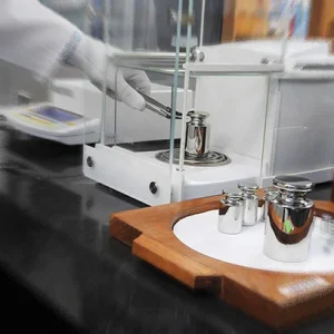 CERTIFICADO DE CALIBRACIÓN POR ORGANISMO DE ACREDITACIÓN  EN INSTALACIONES DEL CLIENTE DE BÁSCULA DE 500 kg