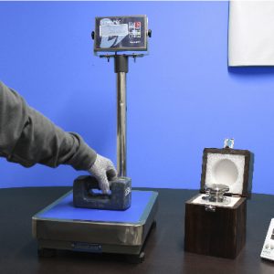 CERTIFICADO DE CALIBRACIÓN POR ORGANISMO DE ACREDITACIÓN  EN INSTALACIONES DEL CLIENTE DE BÁSCULA DE 800kg