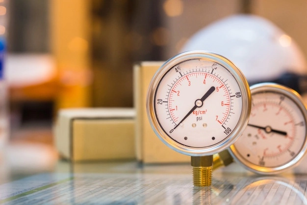 primer-plano-nuevo-conjunto-manometro-mantenimiento-preparacion-mesa-vidrio-industria-trabajo_38161-824