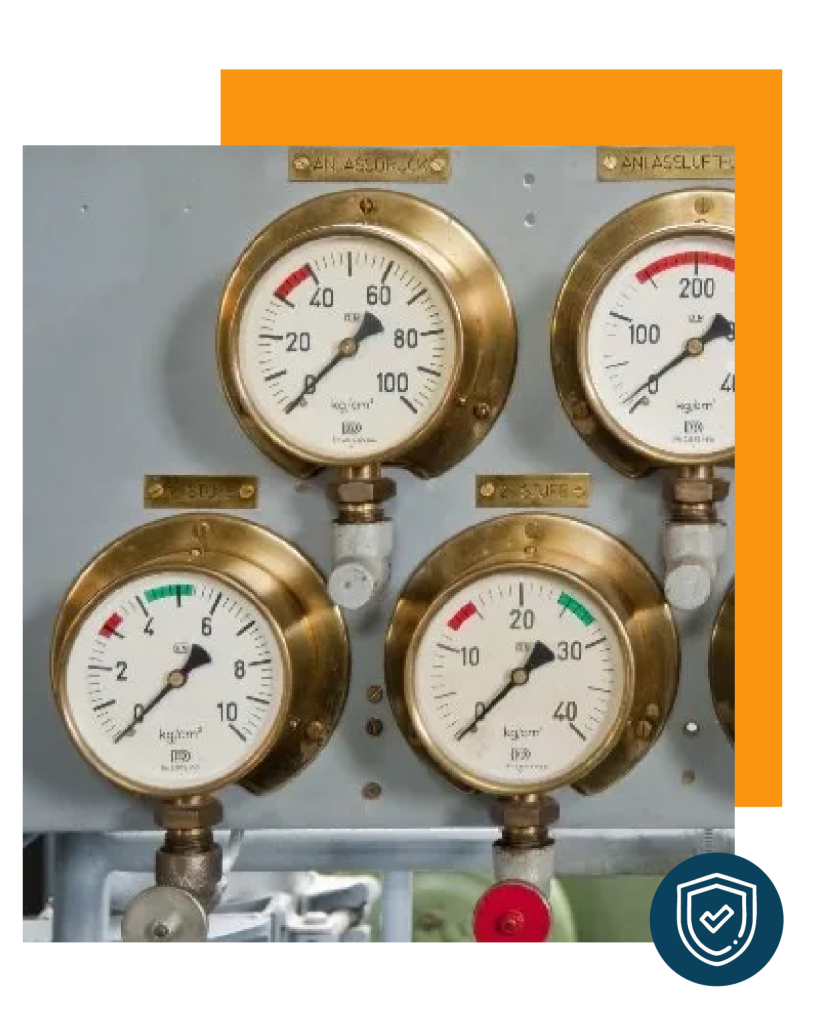 Manómetros análogos en proceso de calibración sobre mesa de trabajo metrológica